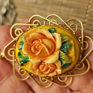 🍀Elegant Gold Floral Cameo Pendant 12' Drop Necklace🍀